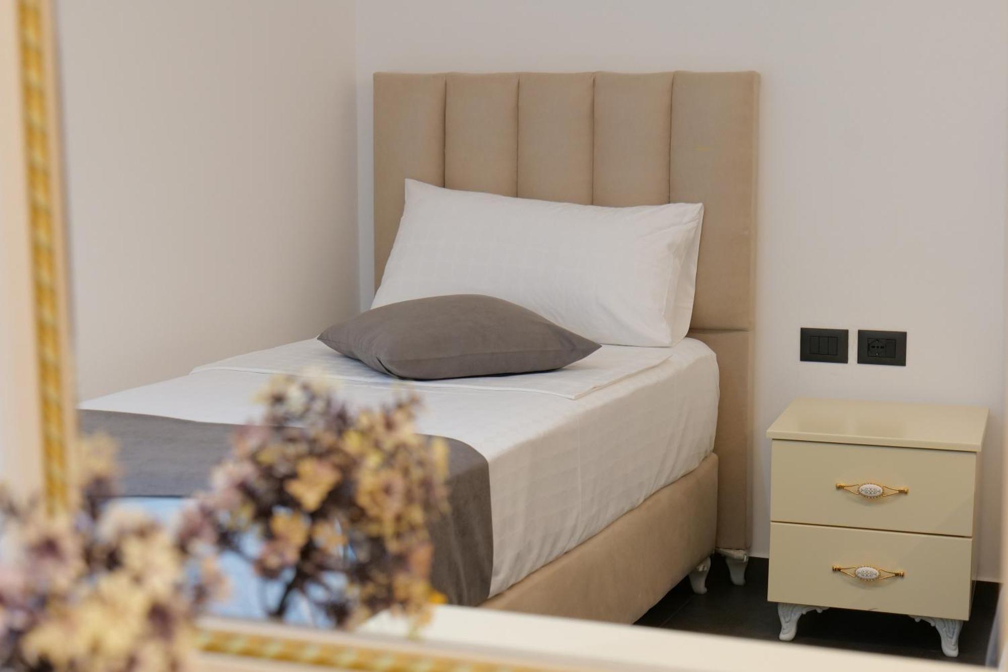 Hotel Celaj Vlorë 外观 照片