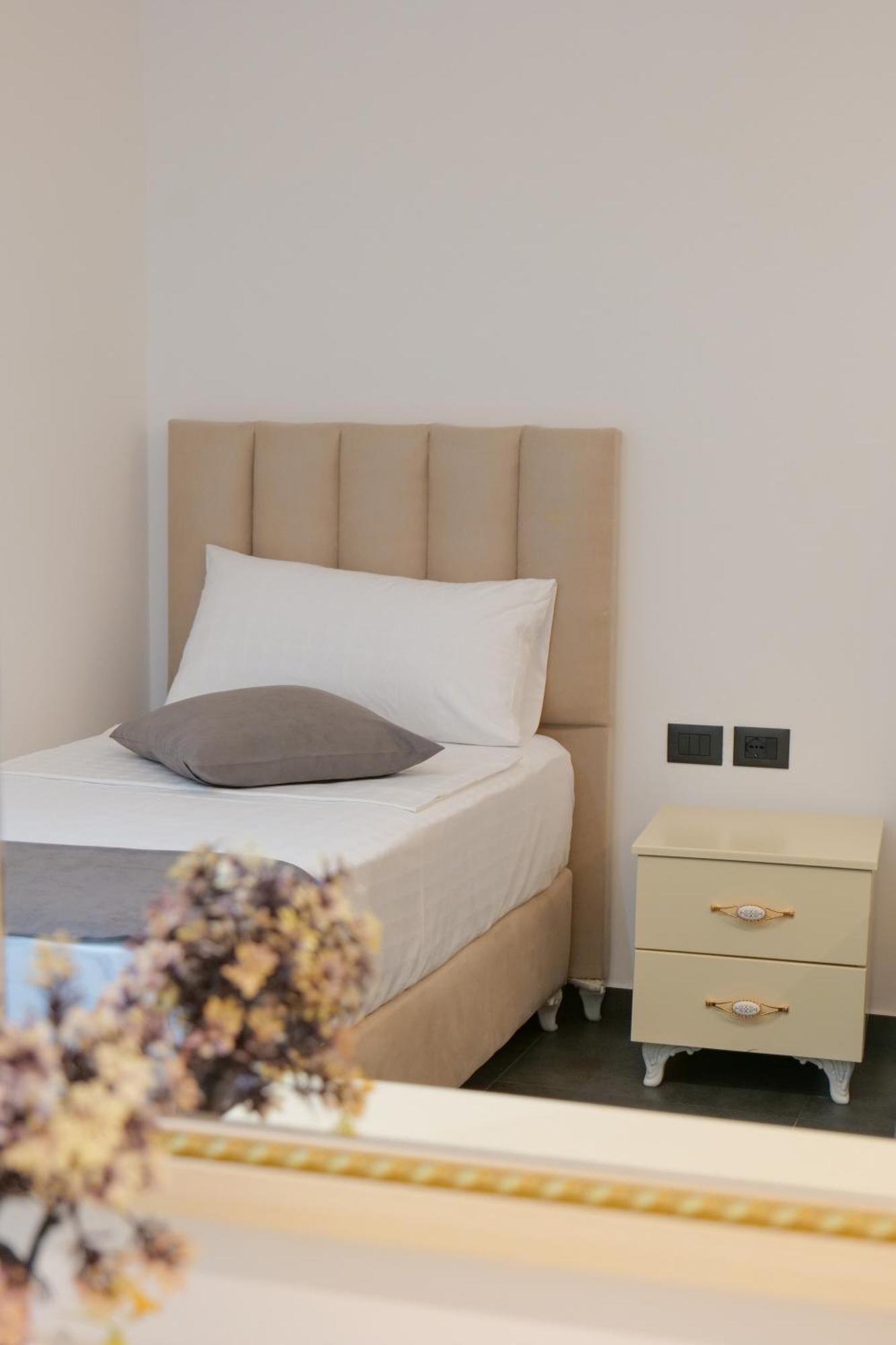Hotel Celaj Vlorë 外观 照片